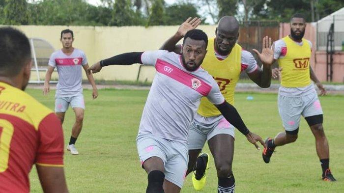 Striker Kalteng Putra Patrich Wanggai (tengah).
