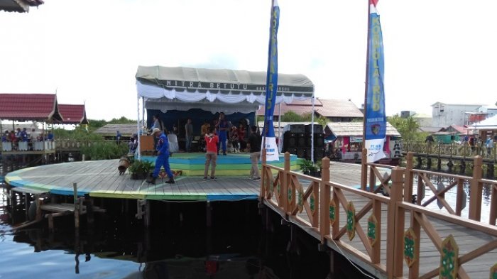 Lokasi wisata air hitam Dermaga Kereng Bengkirai juga dilengkapi panggung yang dirancang untuk event hiburan tertentu.