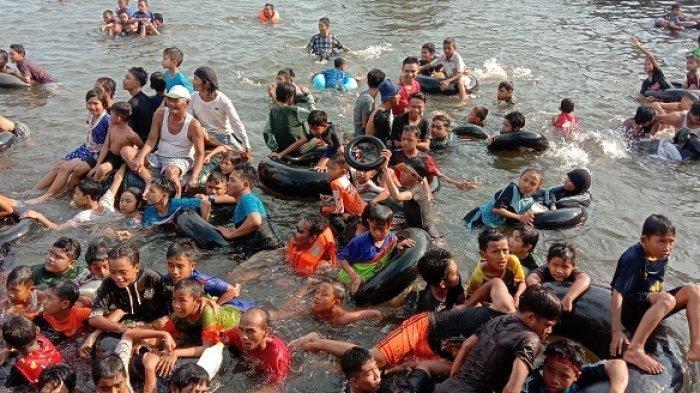 Ribuan Warga Kotim, ikuti ritual Mandi Safar di Sungai Mentaya.