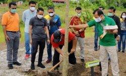 Lestarikan Hutan Kota Palangkaraya, Wali Kota Fairid Naparin Giatkan Penanaman Pohon