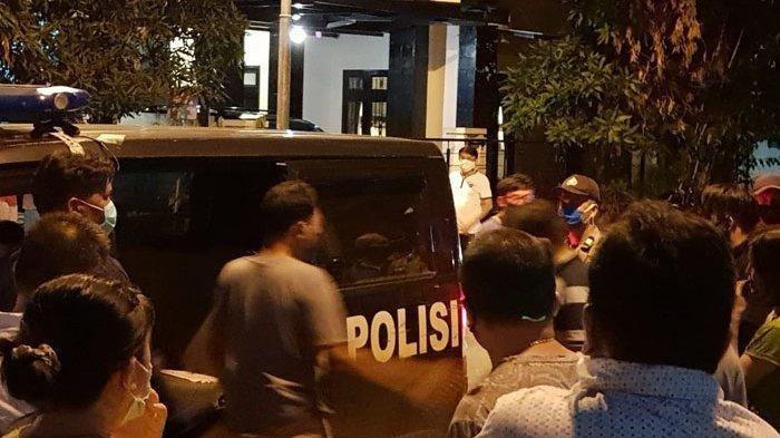Warga padati lokasi kejadian dugaan pembunuhan di Komplek Cemara Asri, persisnya di Jalan Duku, Kecamatan Percut Sei Tuan, Deli Serdang, Sumatera Utara Selasa (6/5/2020) malam.
