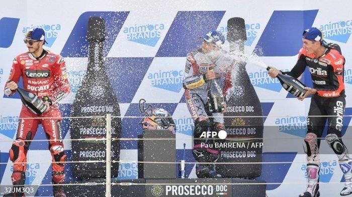 Enea Bastianini (tengah), Francesco Bagnaia (kiri) dan Aleix Esparg