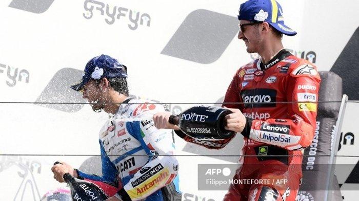 Pembalap Ducati Lenovo, Francesco Bagnaia (kanan) dan pem