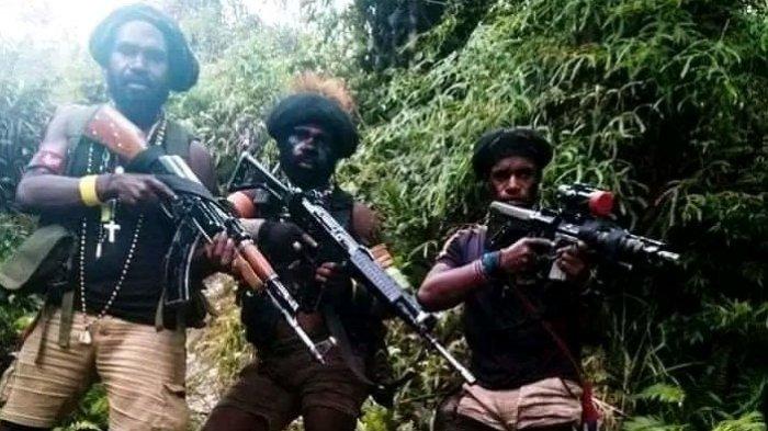 KKB PAPUA - Anggota KKB Papua siap perang. Panglima Kodap III Ndugama Derakma Egianus Kogoya bertanggungjawab atas pembantaian warga sipil di Kampung Nanggolait, Distrik Kenyam Kabupaten Nduga, Sabtu 16 Juli 2022.