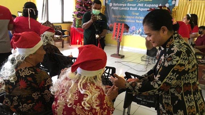 Natal JNE Express bersama dengan Panti Lansia Budi Agung Kota Kupang