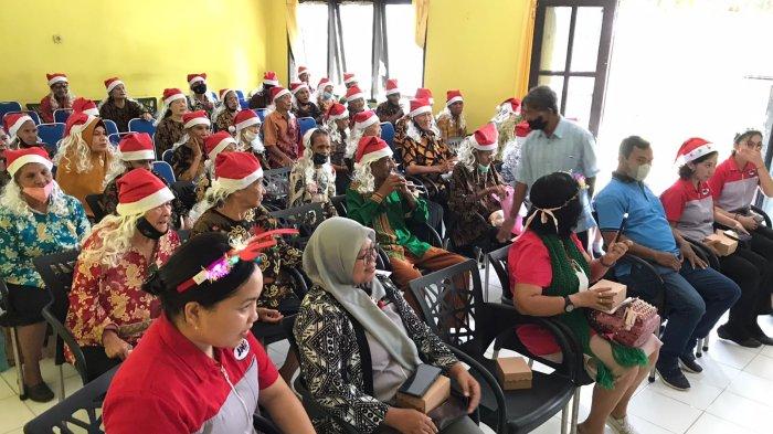 Natal bersama JNE Express di Panti Lansia Budi Agung Kota Kupang