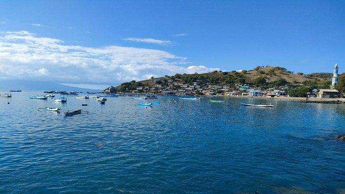 perahu kayu sederhana yang digunakan para nelayan