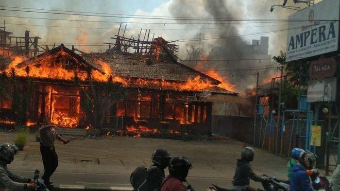 Kebakaran menimpa Rumah Makan Ampera