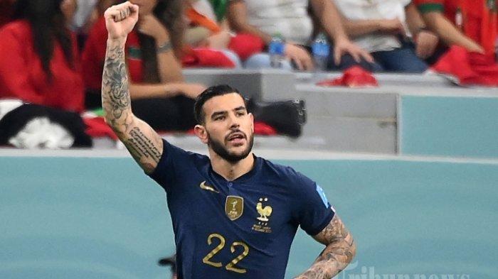 pemain AC Milan, Theo Hernandez merayakan gol