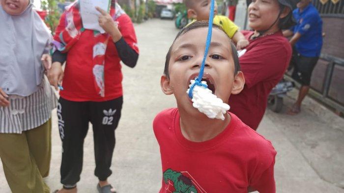 Kenza anak SD yang menjadi lomba makan kerupuk di BSR