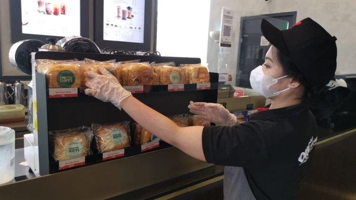 Staf Kopi Kenangan saat peluncuran brand terbarunya Cerita Roti di Trans Studio Mall Makassar