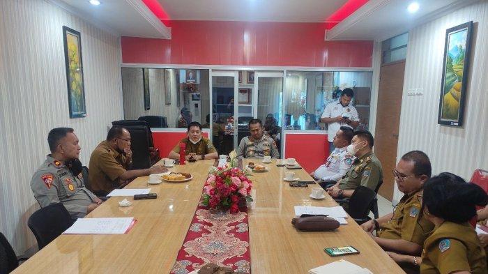 Ada foto foto christian wayongkere tribun manado Pj Sekda Kota Bitung dan