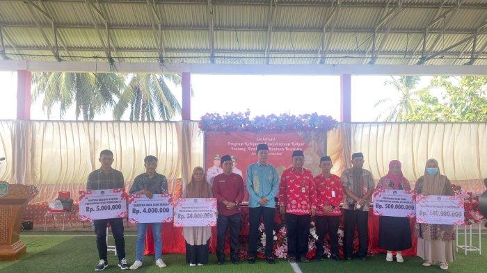 Bupati Bolsel, Iskandar Kamaru, saat memberikan beasiswa secara simbolis