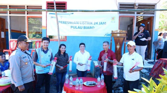 Bupati Evangelian Sasingen saat melaunching layanan listrik 24 jam di Pulau Biaro.