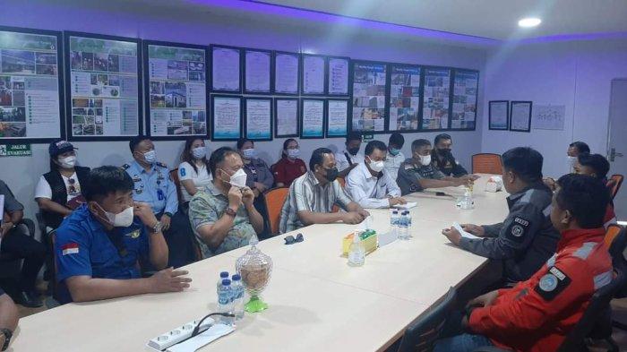 Caption: Friece Sumolang memimpin kegiatan operasi gabungan Tim