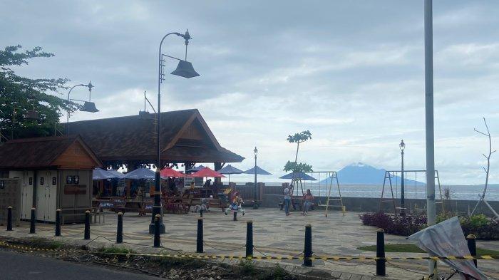 Caption: Malalayang Beach Walk kini menjadi salah satu destinasi wisata yang paling