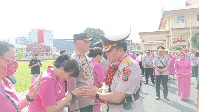 Caption: Polda Sulawesi Utara melaksanakan tradisi farewell parade