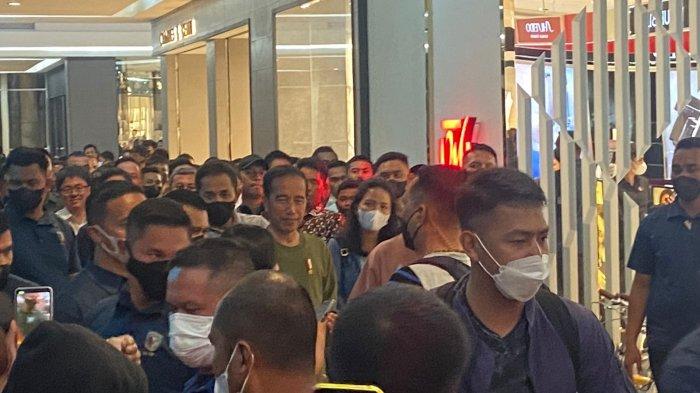 Caption: Presiden Joko Widodo saat mengunjungi Manado Town Square, Malam ini Kamis (19/1/2023)