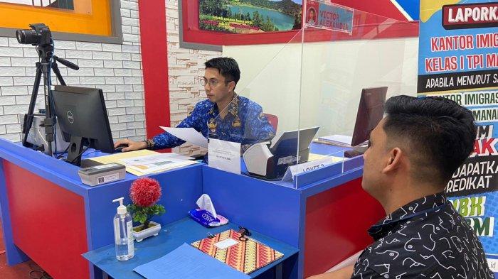 Caption: Situasi pelayanan pembuatan paspor di Kantor Imigrasi Kota Manado