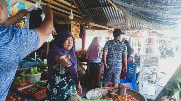 FOTO : Suasana jual beli di salah satu lapak pedagang di