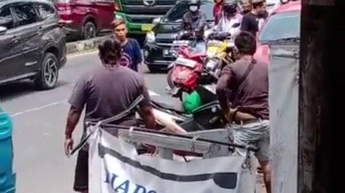 Foto ISTIMEWA/Capture Facebook Ewnike Lantang. *Caption: Penikaman yang terjadi di Malalayang.