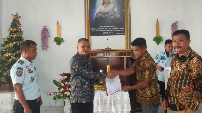 Foto: Kepala Lapas Kelas II B Ulu Siau, Stady Umboh saat menyerahkan SK pemberian