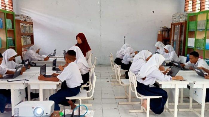 Foto dokumentasi Guru di SMP N Sinombayuga, Salehuddin