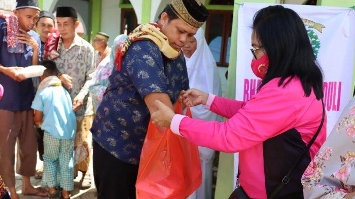 Foto dokumentasi Humas Polres Bolsel Polres Bolsel dan jajaran lakukan kegiatan berbagi Jumat.