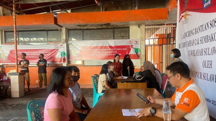 Foto-foto Warga Kota Manado Sulawesi Utara mengantri di Kantor Posjhjfjfj