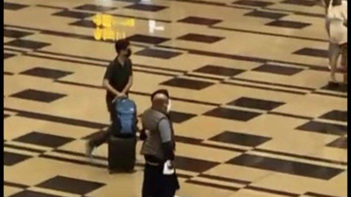 Gubernur Papua Lukas Enembe, Bisa Jalan Tanpa Kursi Roda, Kepergok Video Saat di Changi Airport