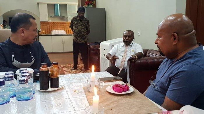 Ketua Komnas HAM Ahmad Taufan Damanik ke Lukas Enembe