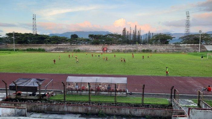 Kondisi Stadion Maesa Tondano, Kabupaten Minahasa, Provinsi Sulawesi Utara terpantau.9