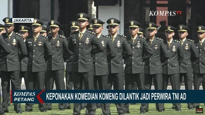 Letda Zeni Barry Radya dan Komedian Komeng, saat di acara pelantikan Perwira TNI DFGGFH