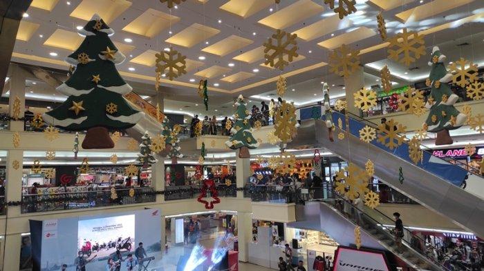 Megamall, Kawasan Megamas Manado bersolek dengan ornamen Natal. jgjfgjfj