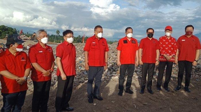 Petinggi PDI di TPA Sumompo foto sendiri