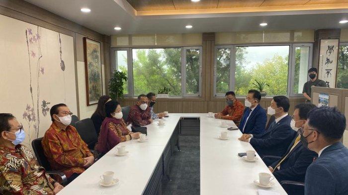 Potret kedekatan Megawati dan Olly DondokambeyKJHJKHJUY789789789