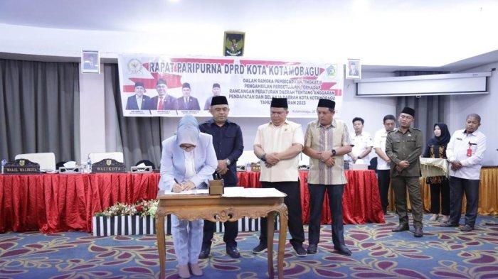 Rapat Paripurna DPRD Kota Kotamobagu dalam rangka Pembicaraan Tingjgjghj