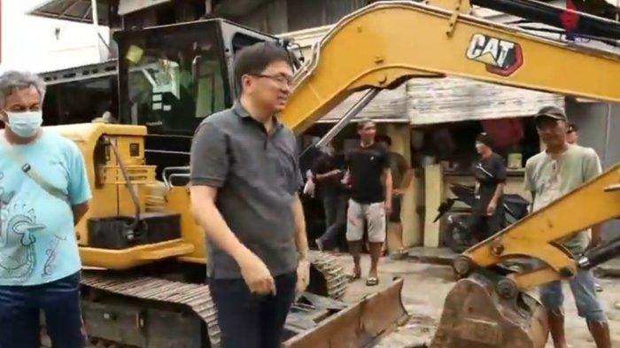 Wali Kota Manado, Andrei Angouw, meninjau perbaikan drainase di Kota Manado