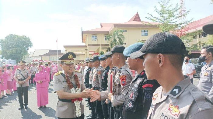 dengan pejabat Kapolda Sulut yang lama, Irjen Pol (Purn) Mulyatno, Selasa (25/10/2022).