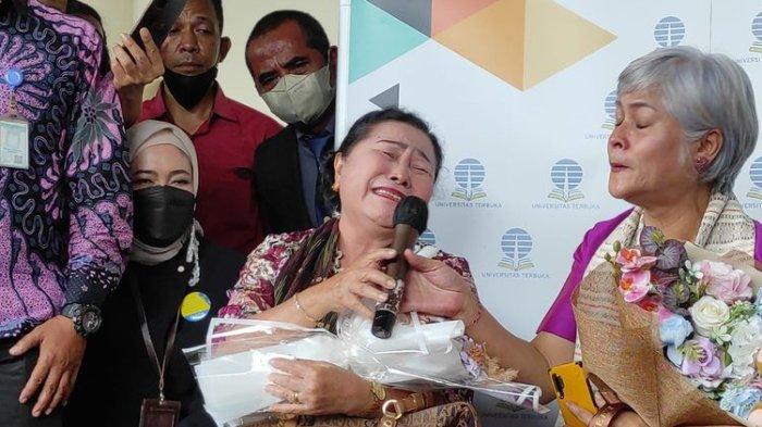 nenek di wisuda brigadir j
