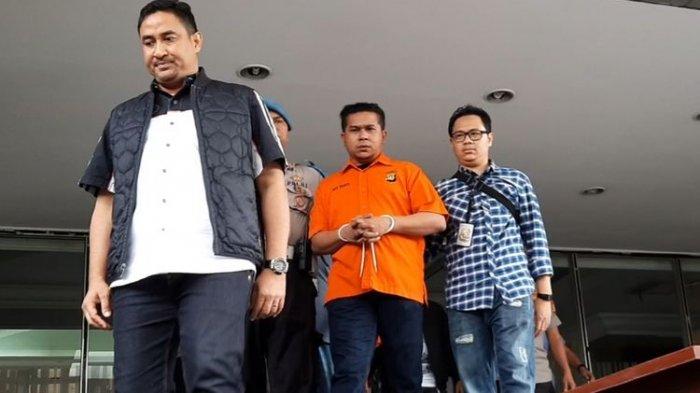 Pelaku penyerangan penyidik KPK Novel Baswedan RB saat akan dibawa menuju Bareskrim Mabes Polri, di Polda Metro Jaya, Jakarta Selatan, Minggu (28/12/2019)