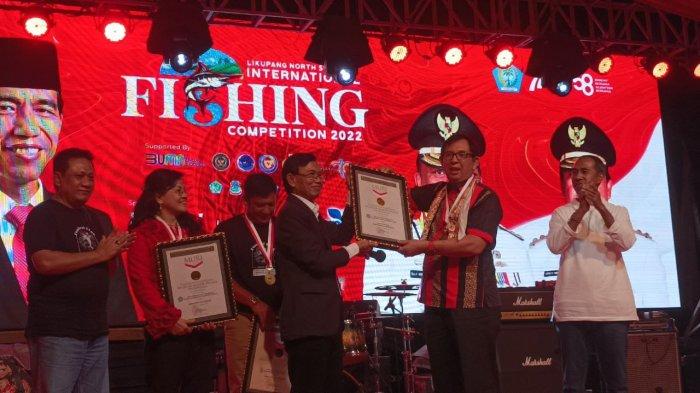 piagam rekor muri diterima oleh kepala inspektorat melki onibala