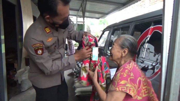AKP Bowo Wicaksono bagikan baju lebaran