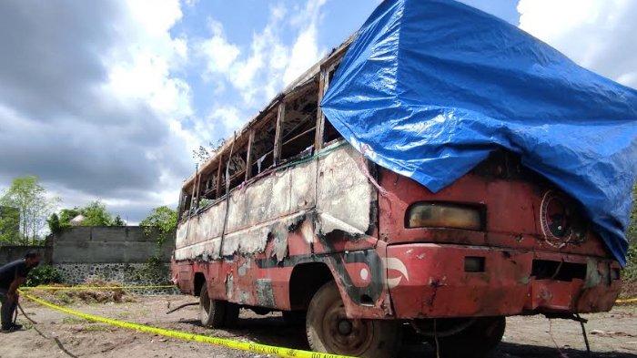 bus bergambar PDIP terbakar di blitar