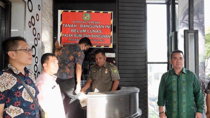 BPPRD Medan Pasang Stiker di Hotel Syariah Grand Jamee
