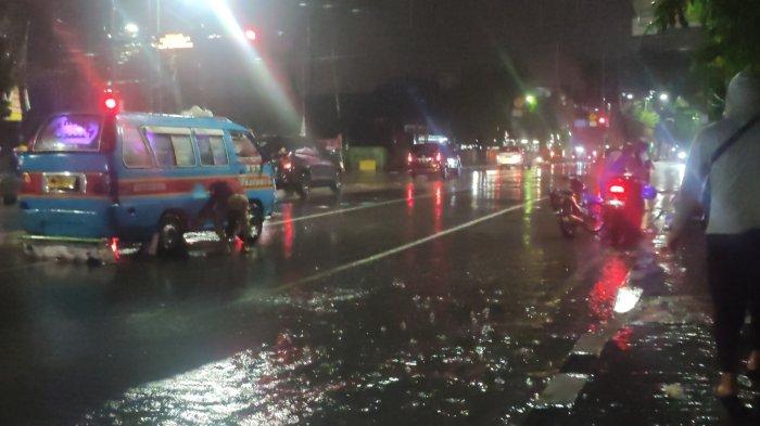 Beberapa kendaraan yang nekat melewati banjir