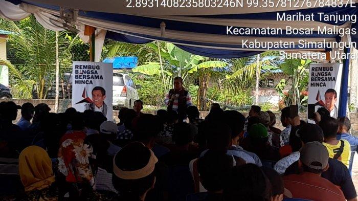 Bhabinkamtibmas Polsek Tanah Jawa Aipda Vonsa Tampubolon melakukan pengamanan dan monitoring kegiatan kunjungan Anggota DPR RI Hinca Panjaitan di Lapangan Kantor Pangulu Nagori Jawabaru, Kecamatan Hutabayuraja, Kabupaten Simalungun