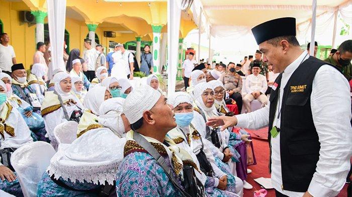 Bupati Batu Bara, Ir. H. Zahir, M.AP menyapa calon haji Kabupaten Batu Bara
