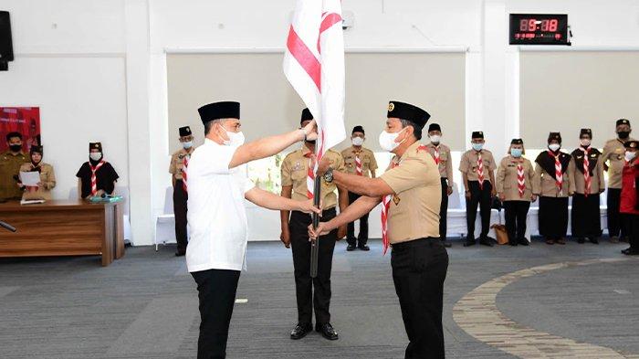 Bupati Zahir serahkan Bendera Cikal pada Ketua Kwarcab Batu Bara