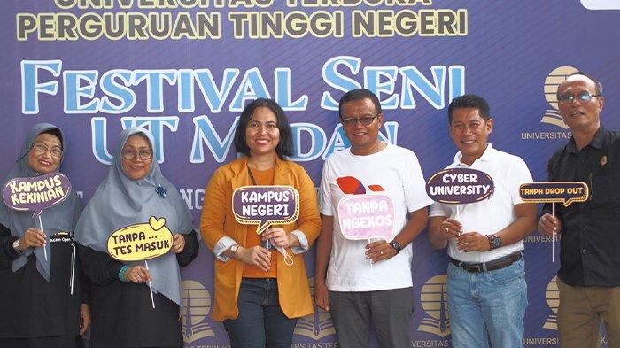 Direktur UT foto bersama dengan panitia acara dan seluruh mitra yang bekerjasama dengan UT